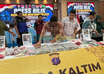 Direktur Reserse Narkoba Polda Kalimantan Timur Kombes Pol. Romylus Tamtelahitu menunjukkan barang bukti hasil pengungkapan jaringan narkotika dalam Operasi Antik Mahakam 2026 saat konferensi pers di Gedung Mahakam Polda Kaltim, Balikpapan, Jumat (31/7/2026).
